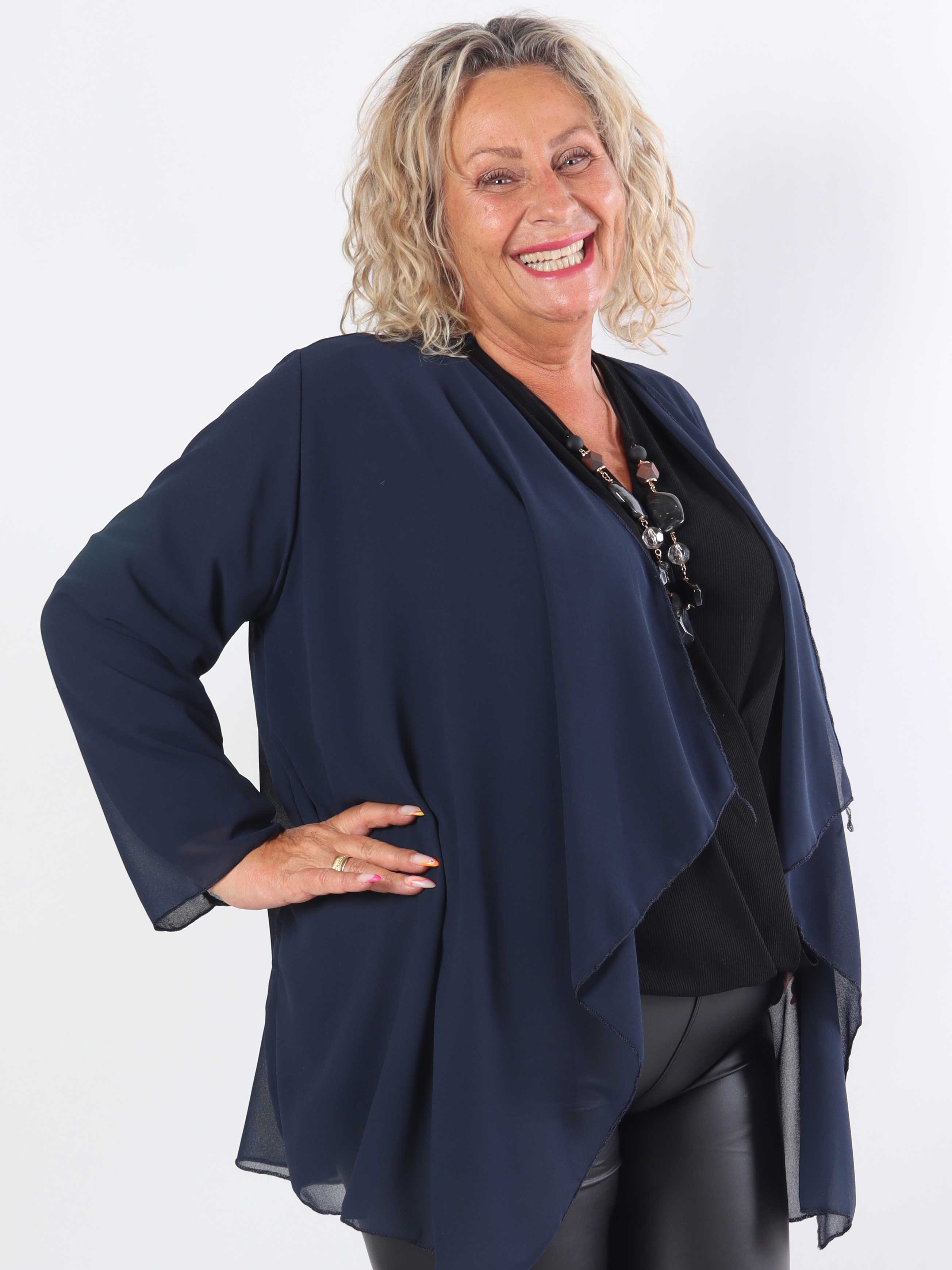 Layla - Kort let plus size cardigan i chiffon